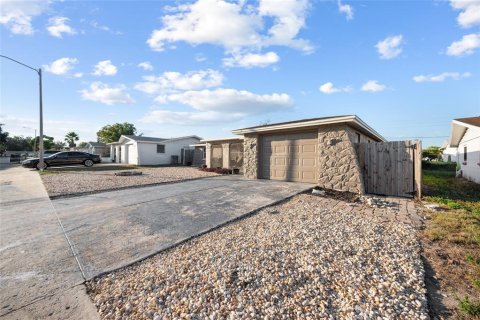 House in Holiday, Florida 3 bedrooms, 141.4 sq.m. № 2225440 - photo 2