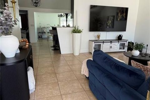 House in Tampa, Florida 3 bedrooms, 120.31 sq.m. № 2120727 - photo 8