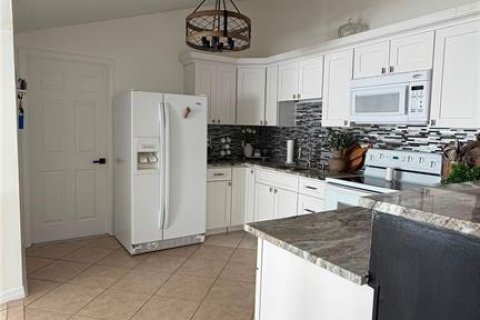 House in Tampa, Florida 3 bedrooms, 120.31 sq.m. № 2120727 - photo 17