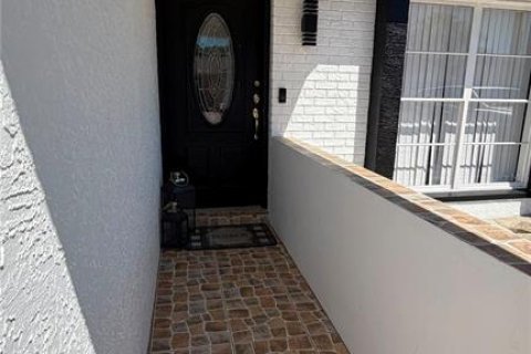 House in Tampa, Florida 3 bedrooms, 120.31 sq.m. № 2120727 - photo 6