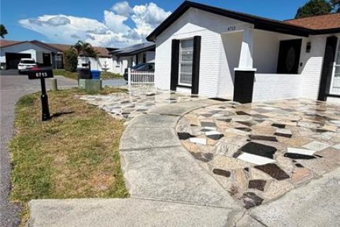 House in Tampa, Florida 3 bedrooms, 120.31 sq.m. № 2120727 - photo 2
