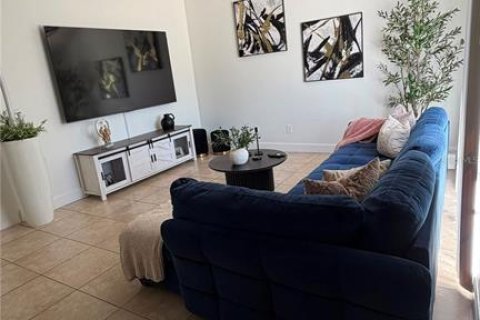 House in Tampa, Florida 3 bedrooms, 120.31 sq.m. № 2120727 - photo 5