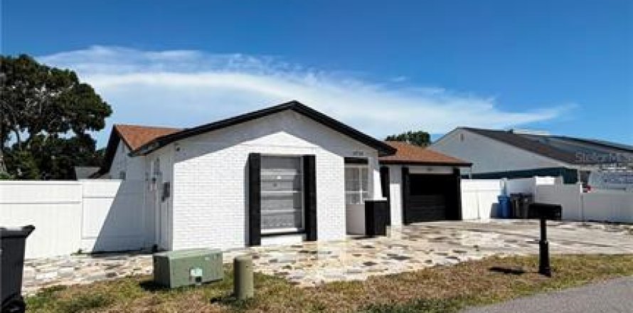 House in Tampa, Florida 3 bedrooms, 120.31 sq.m. № 2120727