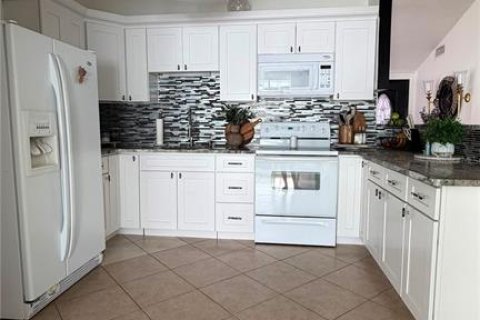 House in Tampa, Florida 3 bedrooms, 120.31 sq.m. № 2120727 - photo 13