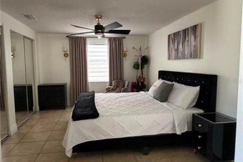 House in Tampa, Florida 3 bedrooms, 120.31 sq.m. № 2120727 - photo 20