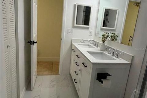House in Tampa, Florida 3 bedrooms, 120.31 sq.m. № 2120727 - photo 11