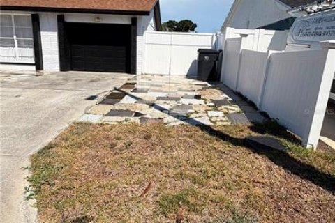 House in Tampa, Florida 3 bedrooms, 120.31 sq.m. № 2120727 - photo 9