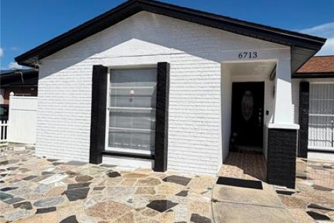 House in Tampa, Florida 3 bedrooms, 120.31 sq.m. № 2120727 - photo 14