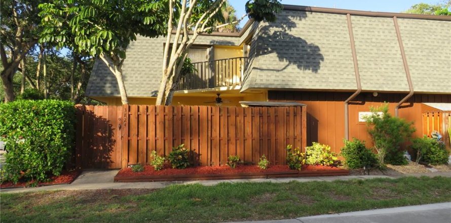 Townhouse in New Smyrna Beach, Florida 2 bedrooms, 123.37 sq.m. № 1795887