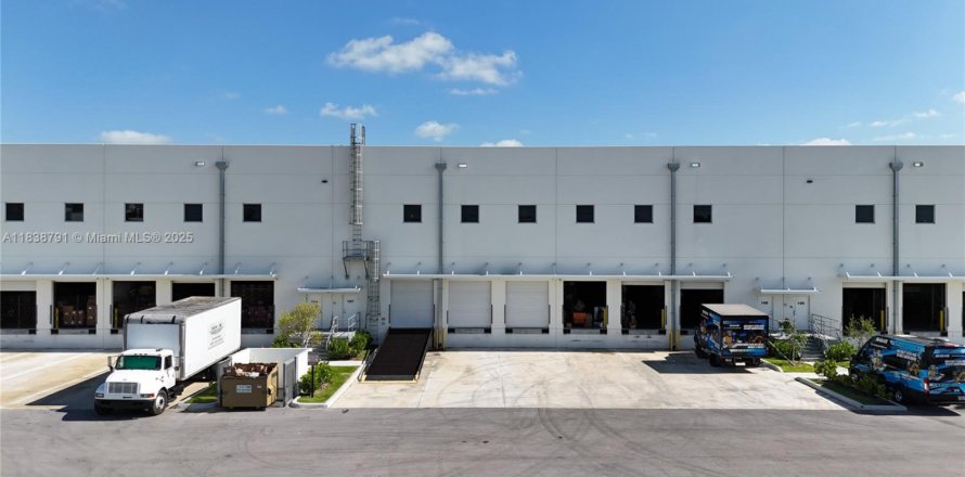 Commercial property in Doral, Florida № 1935639