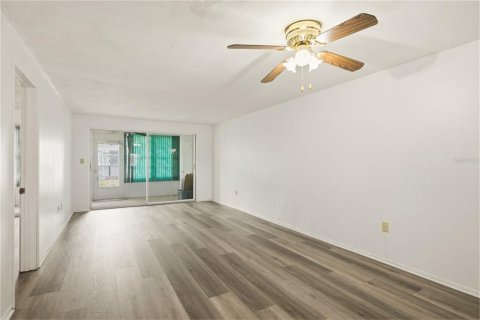 Condo in New Port Richey, Florida, 2 bedrooms  № 2150460 - photo 6