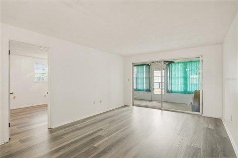 Condo in New Port Richey, Florida, 2 bedrooms  № 2150460 - photo 9