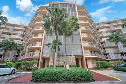 Condo in Aventura, Florida, 1 bedroom  № 1954083 - photo 1