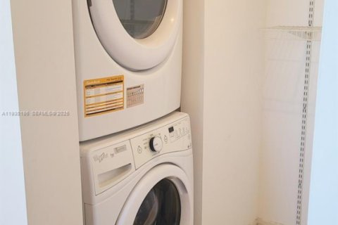 Condo in Miami Beach, Florida, 3 bedrooms № 2006765 - photo 11