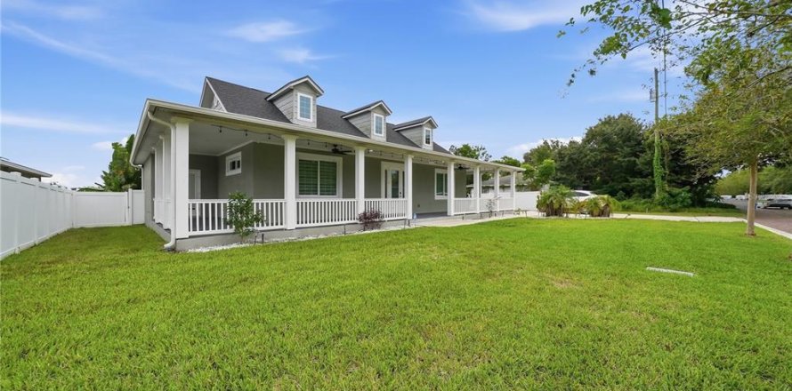 House in Largo, Florida 3 bedrooms, 165.55 sq.m. № 2429546
