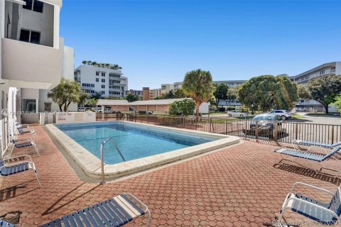 Copropriété à vendre à Sunny Isles Beach, Floride: 2 chambres, 81.29 m2 № 2018535 - photo 21