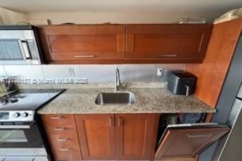 Copropriété à vendre à Sunny Isles Beach, Floride: 2 chambres, 81.29 m2 № 2018535 - photo 10