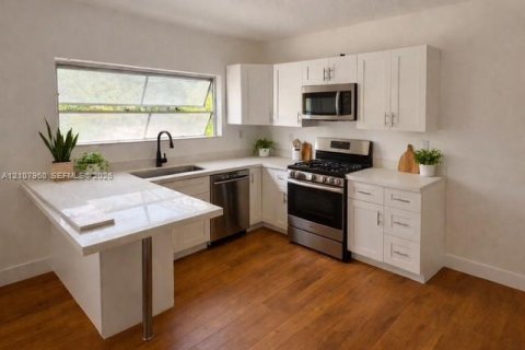 Immobilier commercial à Miami, Floride 238.2 m2 № 2421079