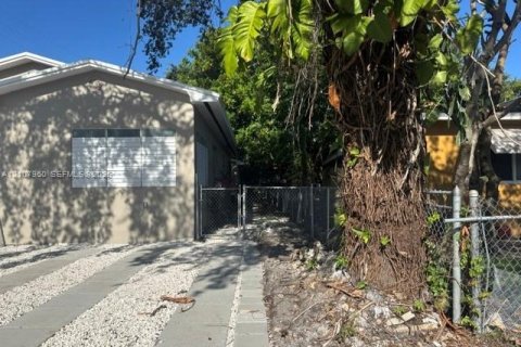 Immobilier commercial à vendre à Miami, Floride: 238.2 m2 № 2421079 - photo 7