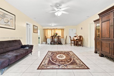 Villa ou maison à vendre à Miami Gardens, Floride: 3 chambres, 125.42 m2 № 2295736 - photo 9