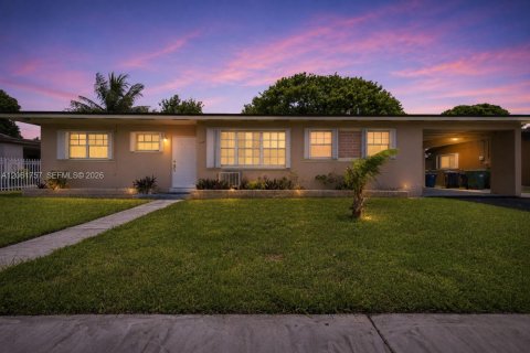 Villa ou maison à Miami Gardens, Floride 3 chambres, 125.42 m2 № 2295736