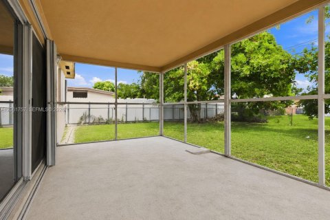 Villa ou maison à vendre à Miami Gardens, Floride: 3 chambres, 125.42 m2 № 2295736 - photo 24
