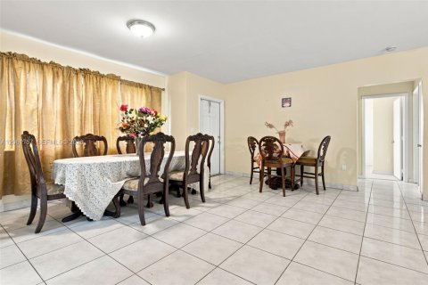 Villa ou maison à vendre à Miami Gardens, Floride: 3 chambres, 125.42 m2 № 2295736 - photo 11