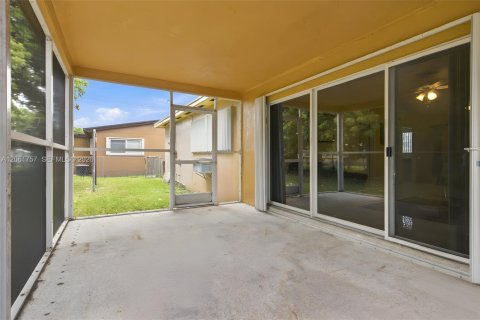 Villa ou maison à vendre à Miami Gardens, Floride: 3 chambres, 125.42 m2 № 2295736 - photo 25