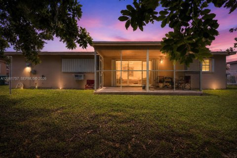 Villa ou maison à vendre à Miami Gardens, Floride: 3 chambres, 125.42 m2 № 2295736 - photo 2