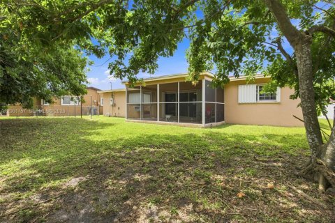 Villa ou maison à vendre à Miami Gardens, Floride: 3 chambres, 125.42 m2 № 2295736 - photo 28