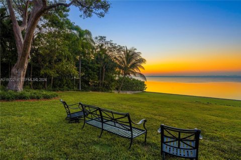 House in Miami, Florida 7 bedrooms, 530.01 sq.m. № 2033154 - photo 29