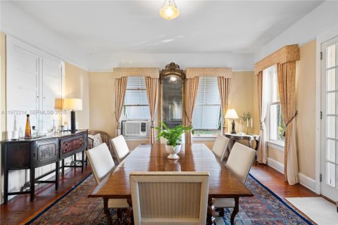 House in Miami, Florida 7 bedrooms, 530.01 sq.m. № 2033154 - photo 21