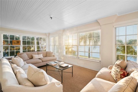 House in Miami, Florida 7 bedrooms, 530.01 sq.m. № 2033154 - photo 19