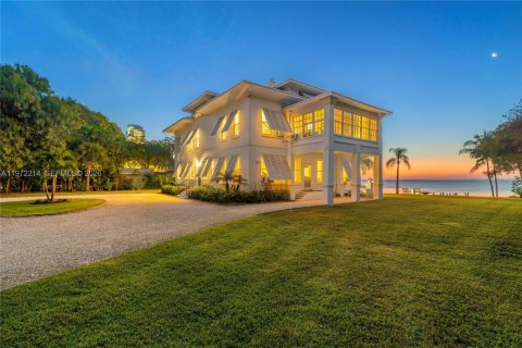 House in Miami, Florida 7 bedrooms, 530.01 sq.m. № 2033154 - photo 3