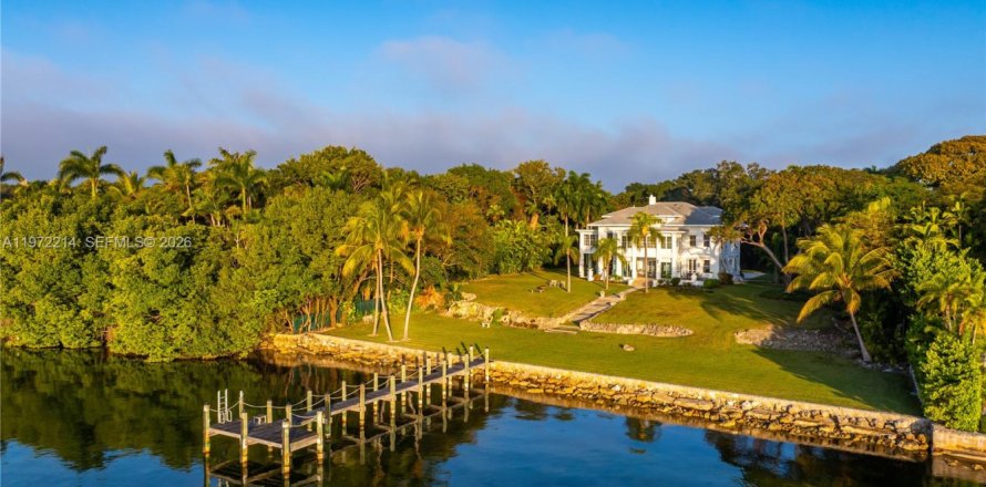 House in Miami, Florida 7 bedrooms, 530.01 sq.m. № 2033154