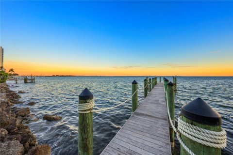 House in Miami, Florida 7 bedrooms, 530.01 sq.m. № 2033154 - photo 25