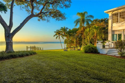 House in Miami, Florida 7 bedrooms, 530.01 sq.m. № 2033154 - photo 2