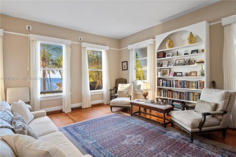 House in Miami, Florida 7 bedrooms, 530.01 sq.m. № 2033154 - photo 16