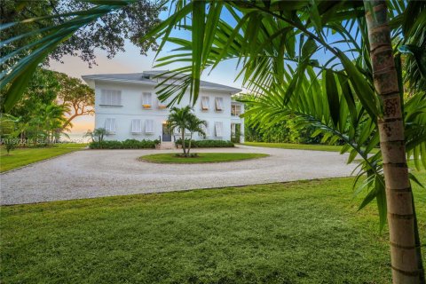 House in Miami, Florida 7 bedrooms, 530.01 sq.m. № 2033154 - photo 9