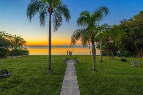 House in Miami, Florida 7 bedrooms, 530.01 sq.m. № 2033154 - photo 28