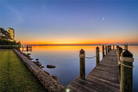 House in Miami, Florida 7 bedrooms, 530.01 sq.m. № 2033154 - photo 5