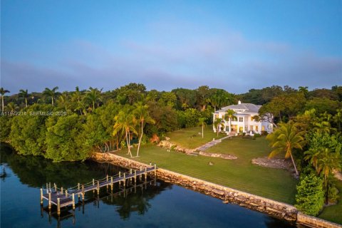 House in Miami, Florida 7 bedrooms, 530.01 sq.m. № 2033154 - photo 24