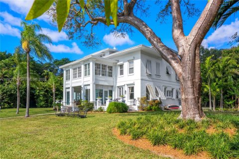 House in Miami, Florida 7 bedrooms, 530.01 sq.m. № 2033154 - photo 14