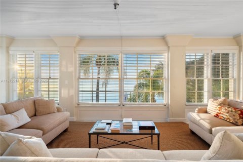 House in Miami, Florida 7 bedrooms, 530.01 sq.m. № 2033154 - photo 18