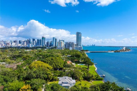 House in Miami, Florida 7 bedrooms, 530.01 sq.m. № 2033154 - photo 11