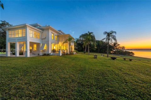 House in Miami, Florida 7 bedrooms, 530.01 sq.m. № 2033154 - photo 4