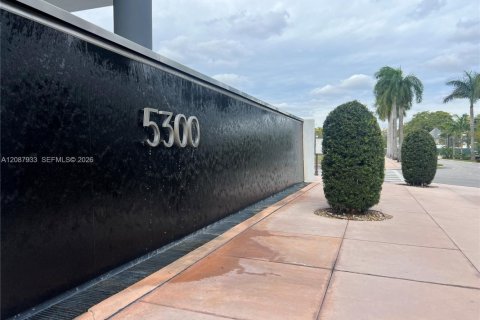 Condominio en Doral, Florida, 2 dormitorios № 2362125