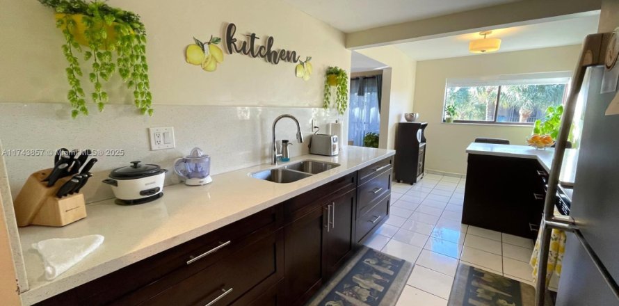 Кондоминиум с 3 спальнями в Майами, Флорида № 1958151