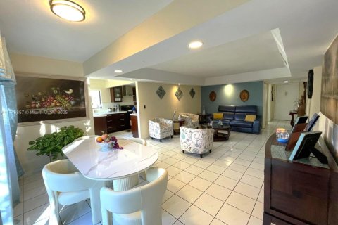 Купить кондоминиум в Майами, Флорида 3 спальни, 120.77м2, № 1958151 - фото 10