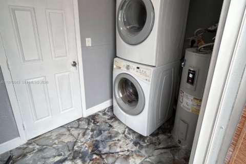 House in Pompano Beach, Florida 3 bedrooms, 115.01 sq.m. № 2030825 - photo 7